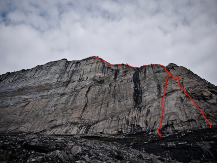 Isola di Baffin - Isola di Baffin 2012: Hotel Gina (6b+, 320m Matteo Mocellin, Ben Lepesant, Hansjörg Auer) e Hotel Monica (6b+, 320mRiky Felderer, Eneko Pou, Iker Pou), White Wall East Face, Perfection Valley