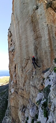 Monte Monaco, Sicilia, Paweł Zieliński - Paweł Zieliński libera il primo tiro di 'Forza di Polacco' sul Monte Monaco, Sicilia (11/2024)