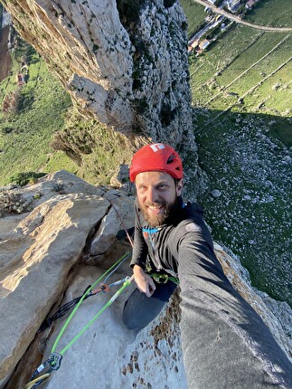 Monte Monaco, Sicilia, Paweł Zieliński - Paweł Zieliński apre l'ultimo tiro di 'Forza di Polacco' sul Monte Monaco, Sicilia (11/2024)