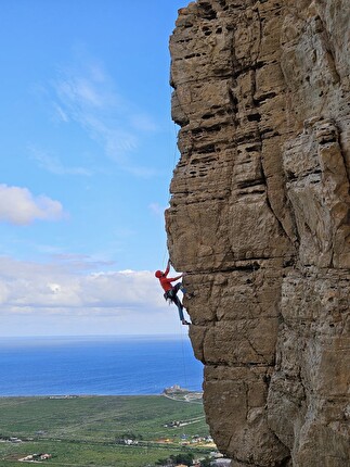 Monte Monaco, Sicilia, Paweł Zieliński - Paweł Zieliński sul pilastro strapiombante del quarto tiro di 'Forza di Polacco' sul Monte Monaco, Sicilia (11/2024)
