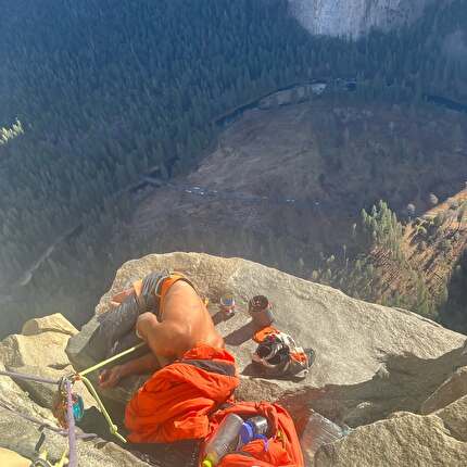 Hannes Puman, The Nose, El Capitan, Yosemite - Hannes Puman e Jamie Lowther su 'The Nose' in libera lungo la variante 'Schnaz' su El Capitan in Yosemite, dicembre 2024