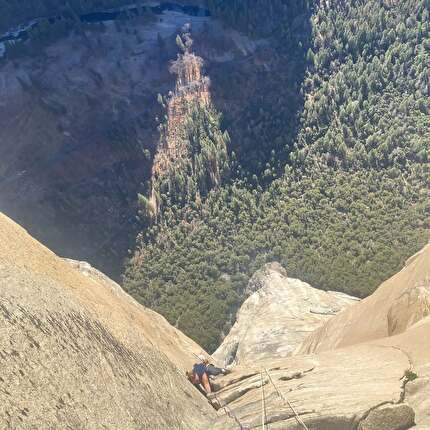 Hannes Puman, The Nose, El Capitan, Yosemite - Hannes Puman e Jamie Lowther su 'The Nose' in libera lungo la variante 'Schnaz' su El Capitan in Yosemite, dicembre 2024