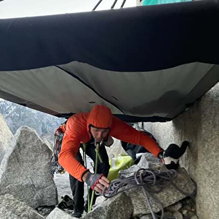 Hannes Puman, The Nose, El Capitan, Yosemite - Hannes Puman e Jamie Lowther su 'The Nose' in libera lungo la variante 'Schnaz' su El Capitan in Yosemite, dicembre 2024