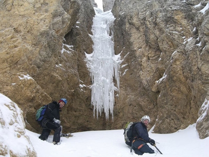 Sassopiatto - Andrea Testa e Massimiliano Piccoli alla base del primo tiro della Goulotte La Sorpresa