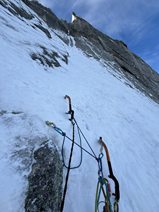 Pizzo Badile, Giacomo Mauri, Simone Porta - Estcombo al Pizzo Badile: alla sosta dopo la quinta lunghezza, il terreno si abbatte leggermente e consente di vedere la successiva linea di salita (Giacomo Mauri, Simone Porta 03-04/12/2024)