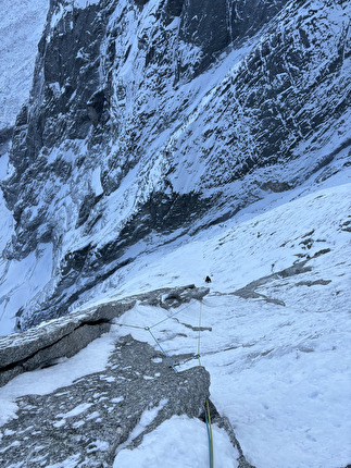 Pizzo Badile, Giacomo Mauri, Simone Porta - Estcombo al Pizzo Badile: Giacomo Mauri da secondo sulla stessa lunghezza nuova di collegamento tra la via Diretta del Popolo e il camino della via Corti Battaglia 