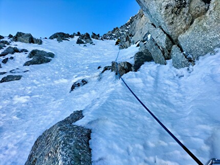 Aiguille de Toule, Monte Bianco, Niccolò Bruni, Federica Furia - L'apertura di 'Cadeau de Noël' all'Aiguille du Toula, Monte Bianco (Niccolò Bruni, Federica Furia 25/12/2024)
