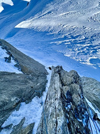 Aiguille de Toule, Monte Bianco, Niccolò Bruni, Federica Furia - L'apertura di 'Cadeau de Noël' all'Aiguille du Toula, Monte Bianco (Niccolò Bruni, Federica Furia 25/12/2024)