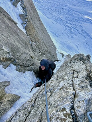 Aiguille de Toule, Monte Bianco, Niccolò Bruni, Federica Furia - L'apertura di 'Cadeau de Noël' all'Aiguille du Toula, Monte Bianco (Niccolò Bruni, Federica Furia 25/12/2024)