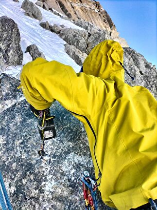 Aiguille de Toule, Monte Bianco, Niccolò Bruni, Federica Furia - L'apertura di 'Cadeau de Noël' all'Aiguille du Toula, Monte Bianco (Niccolò Bruni, Federica Furia 25/12/2024)