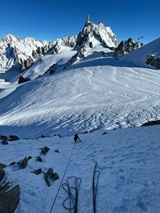 Aiguille de Toule, Monte Bianco, Niccolò Bruni, Federica Furia - L'apertura di 'Cadeau de Noël' all'Aiguille du Toula, Monte Bianco (Niccolò Bruni, Federica Furia 25/12/2024)
