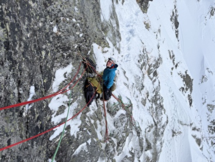 Rysy, Alti Tatra, Slovakia, Danny Menšík, Petr Vicha - Alla sosta del 6° tiro durante la prima libera di 'Bílý Rys', White Lynx, sulla parete NE di Rysy, Slovakia (Danny Menšík, Petr Vicha 28-30/12/2024)