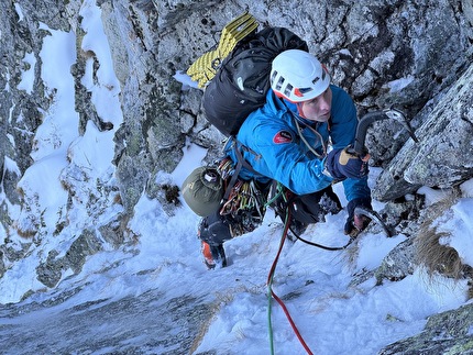 Rysy, Alti Tatra, Slovakia, Danny Menšík, Petr Vicha - Petr Vicha sul primo tiro di 'Bílý Rys', White Lynx, sulla parete NE di Rysy, Slovakia (Danny Menšík, Petr Vicha 28-30/12/2024)