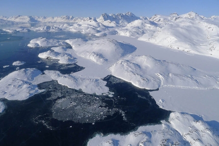 Parlare con le orecchie - Immagini dal video documentario di Alberto Sciamplicotti che ha per protagonisti la guida alpina altoatesina Robert Peroni, la Groenlandia e il popolo della Terra degli Uomini.