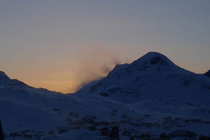 Parlare con le orecchie - Immagini dal video documentario di Alberto Sciamplicotti che ha per protagonisti la guida alpina altoatesina Robert Peroni, la Groenlandia e il popolo della Terra degli Uomini.