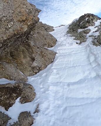 Paul Bonhomme, Tête d’Eslucis, Ecrins - Paul Bonhomme durante la prima discesa con gli sci di ‘De l’autre coté du ciel’ sulla nord di Tête d’Eslucis (2764m) nell'Écrins in Francia (16/01/2025)