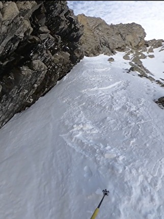Paul Bonhomme, Tête d’Eslucis, Ecrins - Paul Bonhomme durante la prima discesa con gli sci di ‘De l’autre coté du ciel’ sulla nord di Tête d’Eslucis (2764m) nell'Écrins in Francia (16/01/2025)