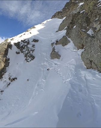 Paul Bonhomme, Tête d’Eslucis, Ecrins - Paul Bonhomme durante la prima discesa con gli sci di ‘De l’autre coté du ciel’ sulla nord di Tête d’Eslucis (2764m) nell'Écrins in Francia (16/01/2025)