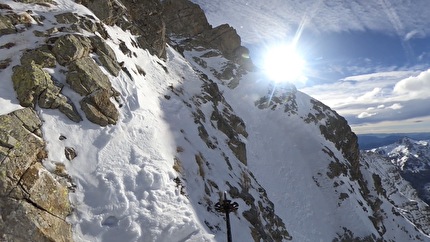 Paul Bonhomme, Tête d’Eslucis, Ecrins - Paul Bonhomme durante la prima discesa con gli sci di ‘De l’autre coté du ciel’ sulla nord di Tête d’Eslucis (2764m) nell'Écrins in Francia (16/01/2025)