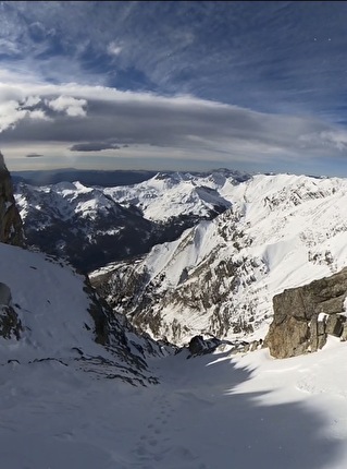 Paul Bonhomme, Tête d’Eslucis, Ecrins - Paul Bonhomme durante la prima discesa con gli sci di ‘De l’autre coté du ciel’ sulla nord di Tête d’Eslucis (2764m) nell'Écrins in Francia (16/01/2025)