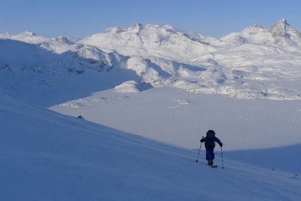 Parlare con le orecchie - Immagini dal video documentario di Alberto Sciamplicotti che ha per protagonisti la guida alpina altoatesina Robert Peroni, la Groenlandia e il popolo della Terra degli Uomini.