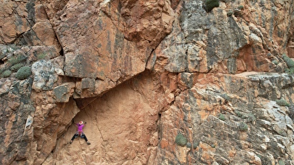 Arrampicata in Marocco, Fay Manners, Daniel Coquoz - Fay Manners in arrampicata in Marocco