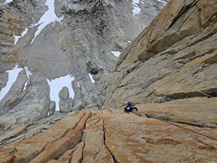 North Tower of Paine, Patagonia, Tasio Martin, Ibon Mendia - Establishing pitch 4 of 'Erresistentziara Kondenatuak' on the east face of North Tower of Paine in Patagonia (Tasio Martin, Ibon Mendia 27/12/2025)