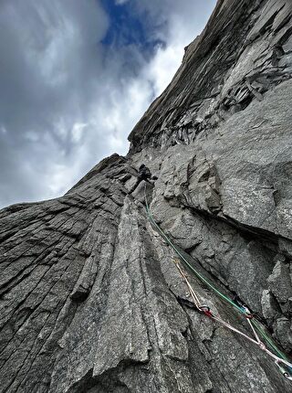 Cuerno Norte, Torri di Paine, Patagonia, Nicolas Navarrete, Sebastian Pelletti, Hernan Rodriguez - La prima salita di 'Kundalini' sulla parete est di Cuerno Norte, Torri di Paine, Patagonia (Nicolas Navarrete, Sebastian Pelletti, Hernan Rodriguez 02/2025) 