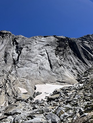 Valle Cochamo Cile - L'apertura di 'El Diedro de lo Squalupo', Sector de Mamón, Valle della Paloma, Valle Cochamó, Cile (Domenico Mottarella, Marco Zanchetta 02/2025)