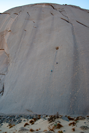 Hoggar Algeria, Richard Felderer, Federico Martinelli, Luca Vallata - Federico Martinelli e Luca Vallata in arrampicata sul Dôme de l'Éléphant, Tesnou Hoggar, Algeria