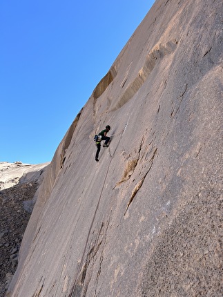 Hoggar Algeria, Richard Felderer, Federico Martinelli, Luca Vallata - Federico Martinelli making the first ascent of 'Les Hommes Bleus' on Dôme de l'Éléphant, Tesnou, Hoggar, Algeria (Richard Felderer, Federico Martinelli, Luca Vallata 11/2023)