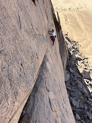 Hoggar Algeria, Richard Felderer, Federico Martinelli, Luca Vallata - Luca Vallata making the first ascent of 'Les Hommes Bleus' on Dôme de l'Éléphant, Tesnou, Hoggar, Algeria (Richard Felderer, Federico Martinelli, Luca Vallata 11/2023)