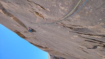 Hoggar Algeria, Luca Vallata - Fabio De Cesero repeating 'Les Hommes Bleus' on Dôme de l'Éléphant, Tesnou, Hoggar, Algeria with Olaf Lovat, 11/2024