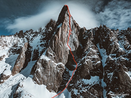 Benjamin Védrines Les Drus - La parete ovest del Petit Dru e il tracciato della via 'BASE', salita in solitaria invernale da Benjamin Védrines dal 17-21/02/2025
