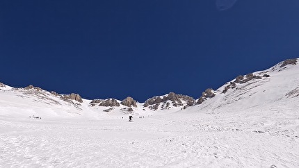 Monte Amaro Maiella scialpinismo - Monte Amaro Maiella: la Rava della Giumenta Bianca, la classica gita di scialpinismo della Maiella
