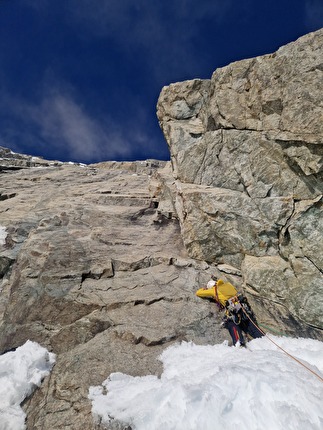 Bianco Invisibile, Aiguille Blanche de Peuterey, Mont Blanc, François Cazzanelli, Giuseppe Vidoni - Making the first ascent of 'Bianco Invisibile' on Brèche dell’Aiguille Blanche de Peuterey, Mont Blanc massif (François Cazzanelli, Giuseppe Vidoni 07/03/2025)