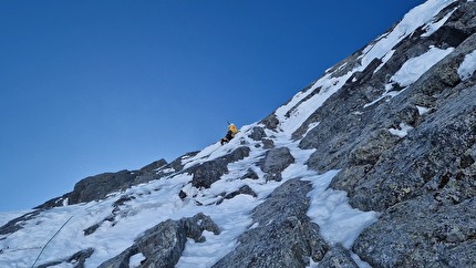 Bianco Invisibile, Aiguille Blanche de Peuterey, Mont Blanc, François Cazzanelli, Giuseppe Vidoni - Making the first ascent of 'Bianco Invisibile' on Brèche dell’Aiguille Blanche de Peuterey, Mont Blanc massif (François Cazzanelli, Giuseppe Vidoni 07/03/2025)