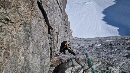 Bianco Invisibile, Aiguille Blanche de Peuterey, Mont Blanc, François Cazzanelli, Giuseppe Vidoni - Making the first ascent of 'Bianco Invisibile' on Brèche dell’Aiguille Blanche de Peuterey, Mont Blanc massif (François Cazzanelli, Giuseppe Vidoni 07/03/2025)