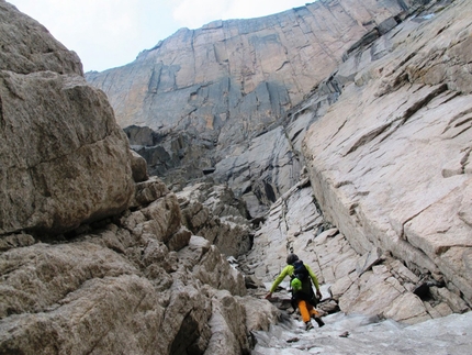 USA Climbing Trip - Alla base del North Chimney, sul quale incombe ''The Diamond''