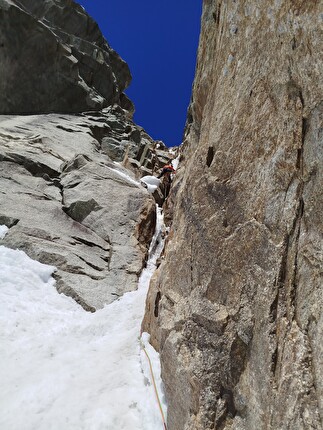 Tour des Jorasses, Monte Bianco, Niccolò Bruni, Giovanni Ravizza - L'apertura di 'Grand Couloir Milleottocentocinquanta (1850)' al Tour des Jorasses, massiccio del Monte Bianco (Niccolò Bruni, Giovanni Ravizza 31/03/2025)