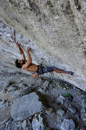Lorenzo Bogliacino libera 'Vivi si muore' (9a/+) alla Stazione in Val Tanaro