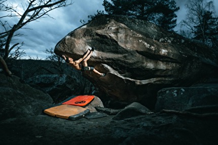 Video: Adam Ondra's Fontainebleau tour de flash