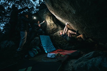 Adam Ondra Fontainebleau - Adam Ondra bouldering in Fontainebleau, February 2025