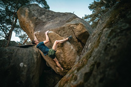 Adam Ondra Fontainebleau - Adam Ondra bouldering in Fontainebleau, February 2025