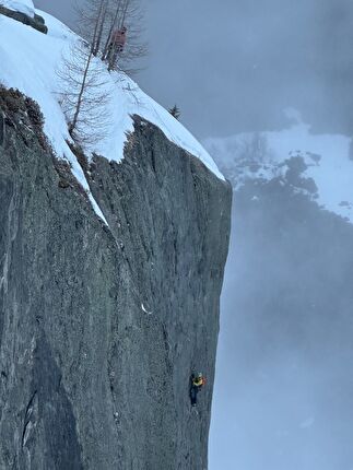 Rive gauche d’Argentière, Mont Blanc, Massimo Faletti, Enrico Lovato - Davide Cattani climbing the last pitch of 'Volevo essere un duro', Rive gauche d’Argentière, Mont Blanc
