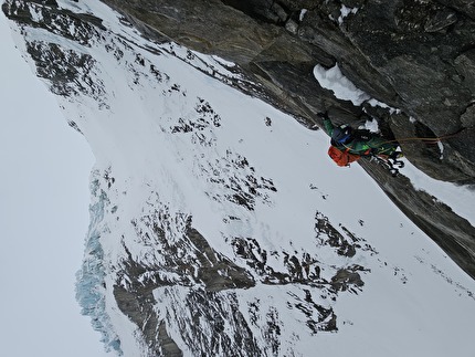 Rive gauche d’Argentière, Mont Blanc, Massimo Faletti, Enrico Lovato - Max Faletti at the top of pitch 3 of 'Volevo essere un duro', Rive gauche d’Argentière, Mont Blanc