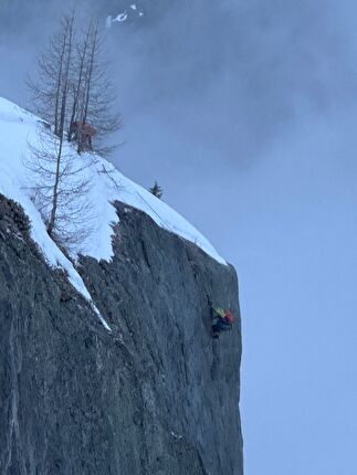 Rive gauche d’Argentière, Mont Blanc, Massimo Faletti, Enrico Lovato - Davide Cattani climbing the last pitch of 'Volevo essere un duro', Rive gauche d’Argentière, Mont Blanc