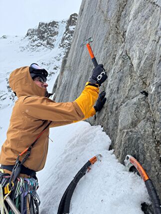 Rive gauche d’Argentière, Mont Blanc, Massimo Faletti, Enrico Lovato - Establishing the second belay of 'Volevo essere un duro', Rive gauche d’Argentière, Mont Blanc
