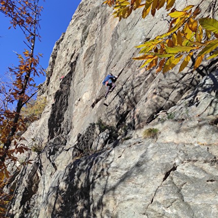 Rombi di Donnas, Valle d’Aosta, Mario Ogliengo - Rocco Perrone su 'Marsellus' (7a) ai Rombi di Donnas in Valle d’Aosta