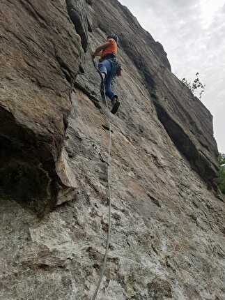 Rombi di Donnas, Valle d’Aosta, Mario Ogliengo - Sul bel diedro del terzo tiro di 'QJT' (7a+) ai Rombi di Donnas in Valle d’Aosta
